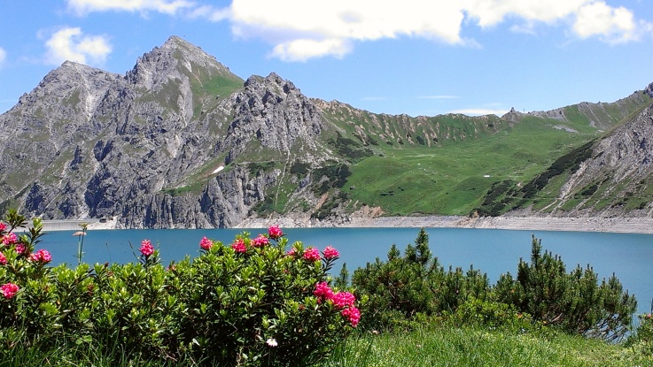 wunderschöne Bergwelt und Lünersee bei Brand Lünersee und Berge